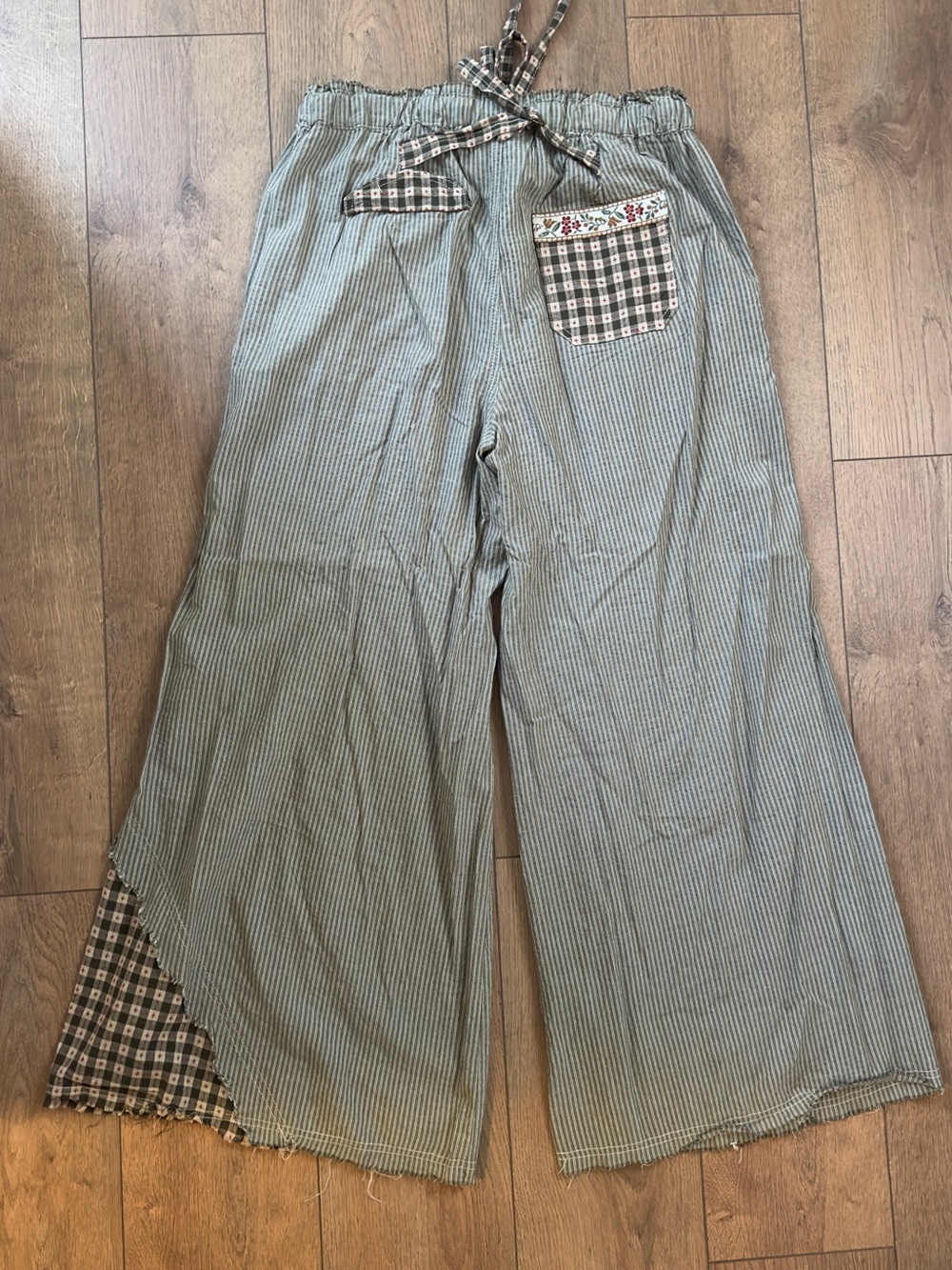 POL Green Striped Wide-Leg Pants with Floral Trim - Picture 2 of 5